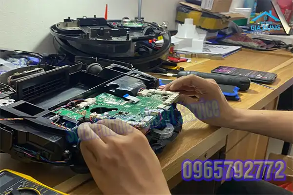 Robot hút bụi lau nhà của Nhật