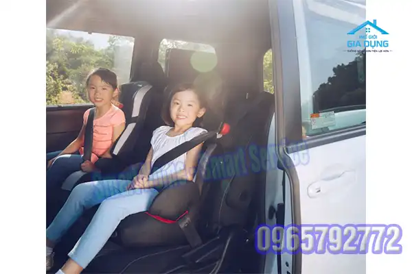 Trẻ em ngồi ghế trước ô to cùng người lớn có bị phạt không